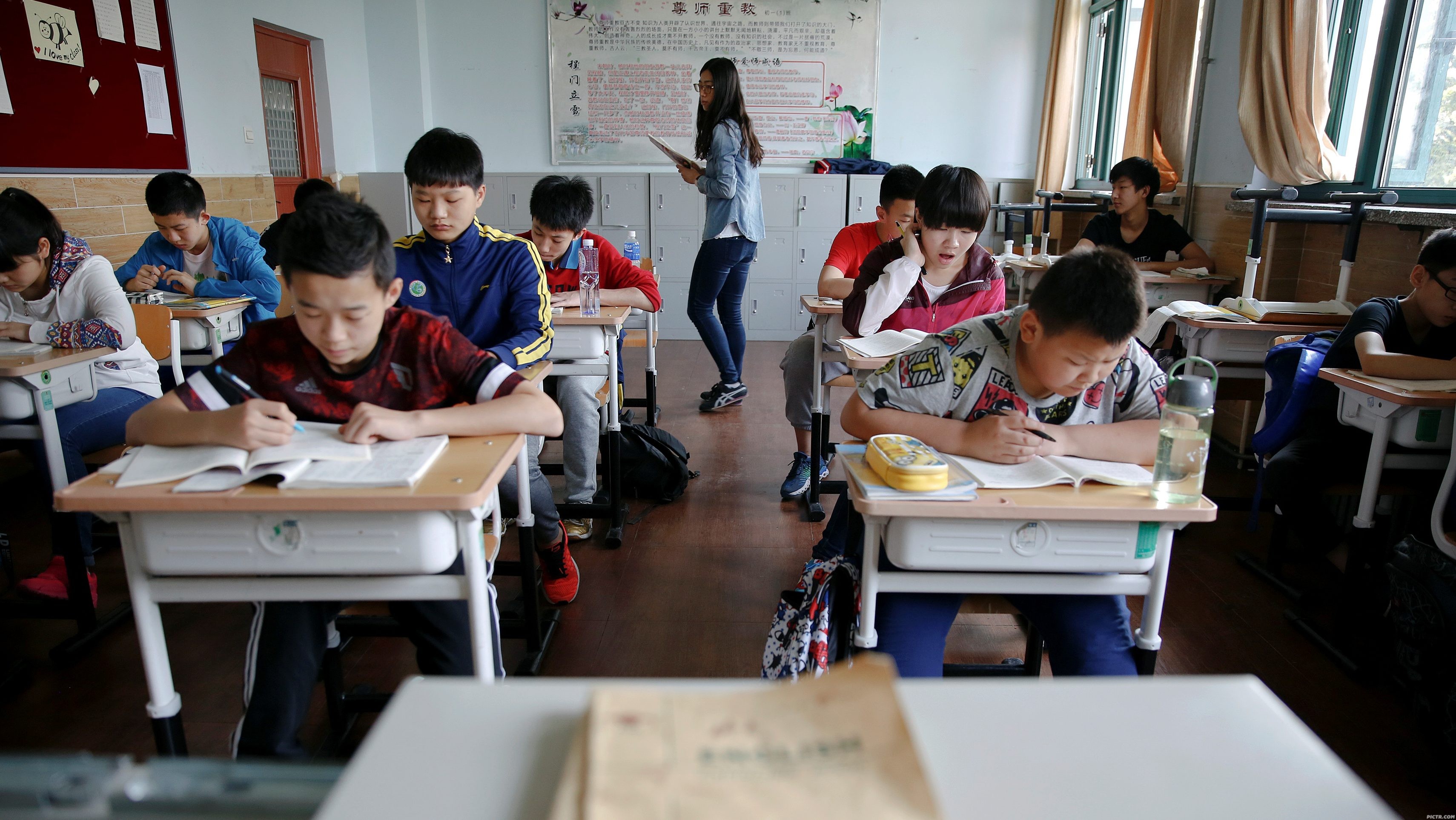 Парты в китайских школах