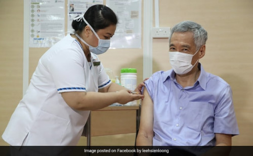 m4u3nmqg singapore prime minister lee hsien loong receiving covid19 vaccine 625x300 08 January 21