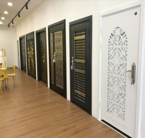 Capture (Showroom Photo)